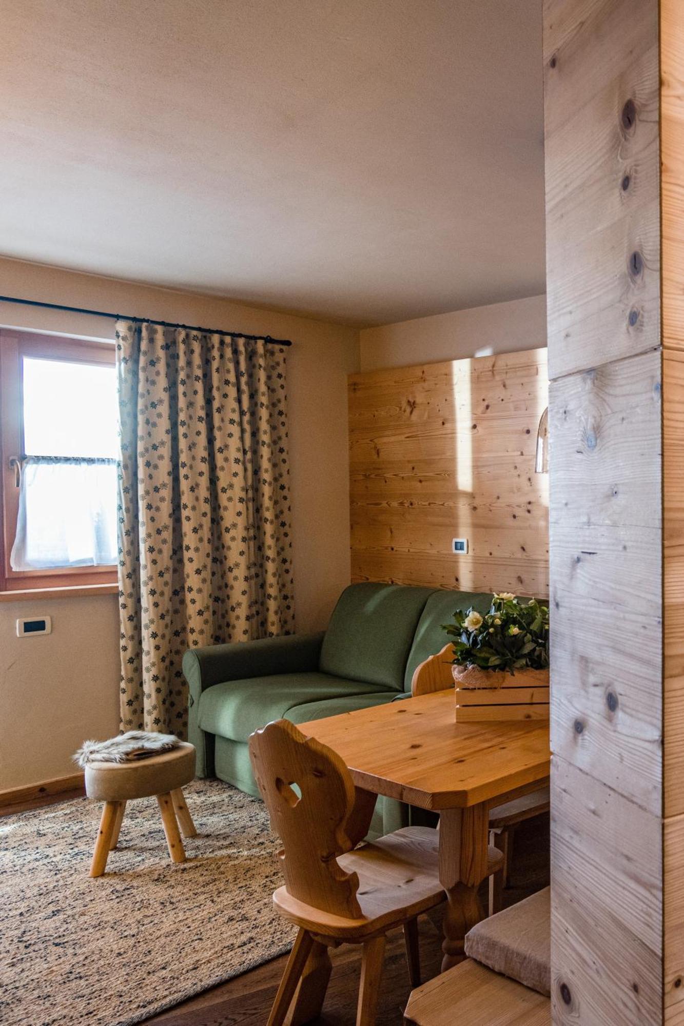 Aparthotel Nei Y Suredl Nevesole Corvara In Badia Habitación foto