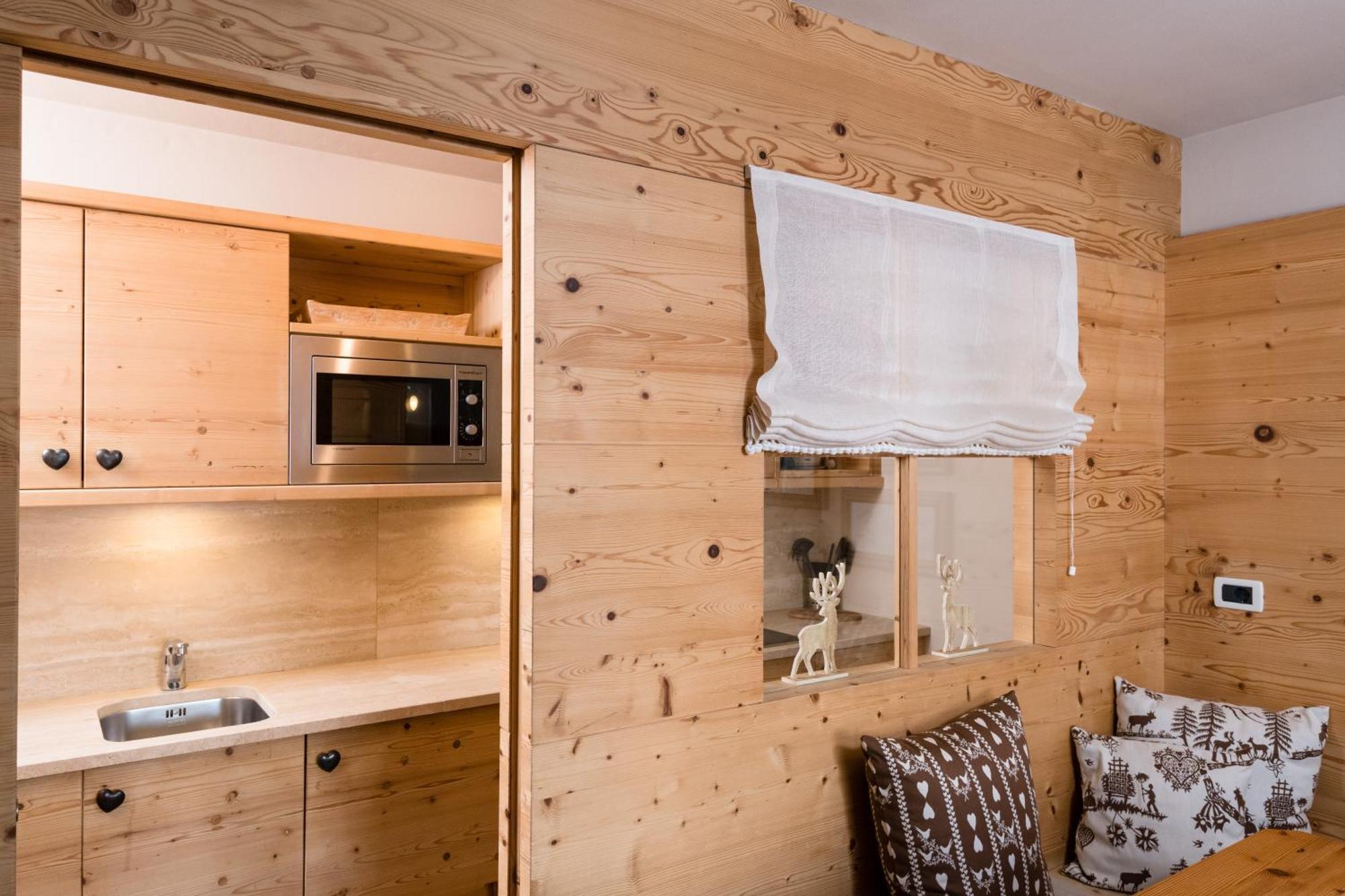 Aparthotel Nei Y Suredl Nevesole Corvara In Badia Habitación foto