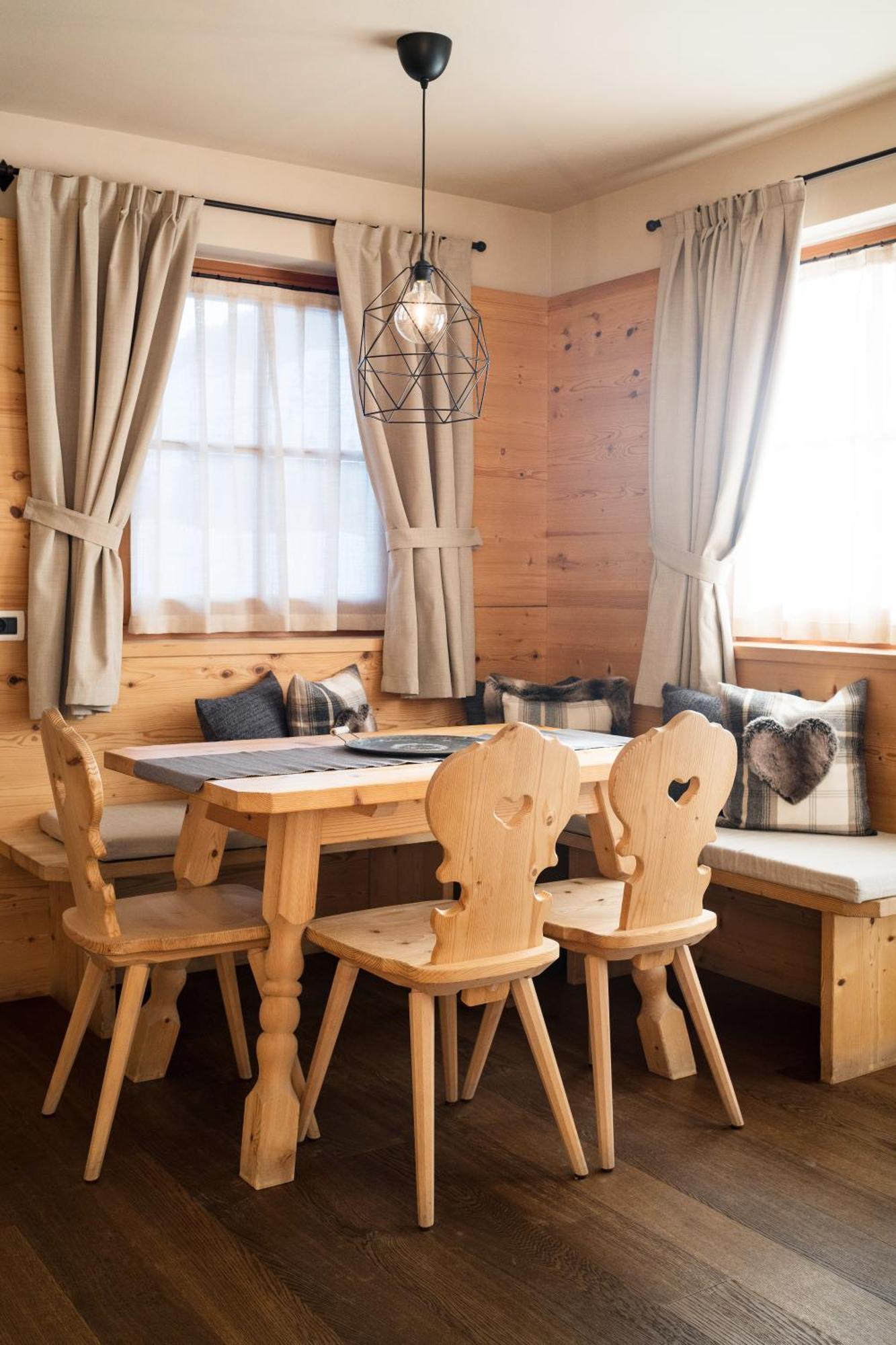 Aparthotel Nei Y Suredl Nevesole Corvara In Badia Habitación foto